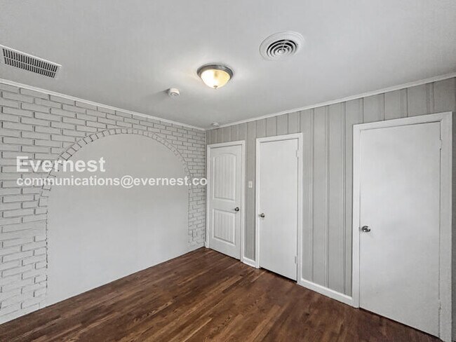 Building Photo - 2 Bed/1 Bath Home with Fenced Yard & Carport / 2 Small Pets Allowed / Vouchers Accepted / Availab...