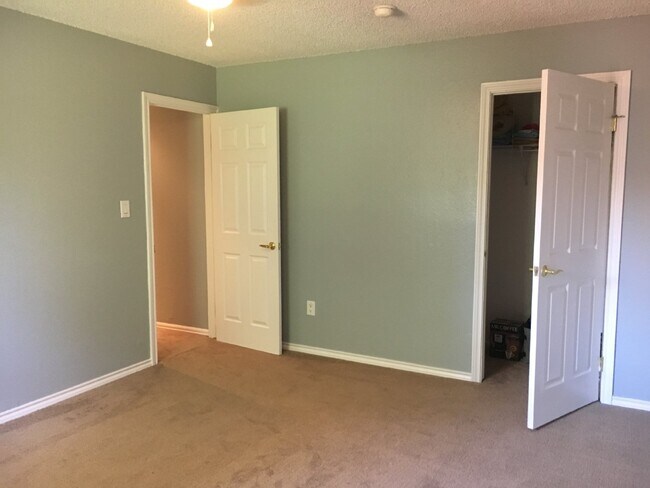 Building Photo - 2BR/1.5BA Remodeled Row Home in Westminster AVAIL 7/15
