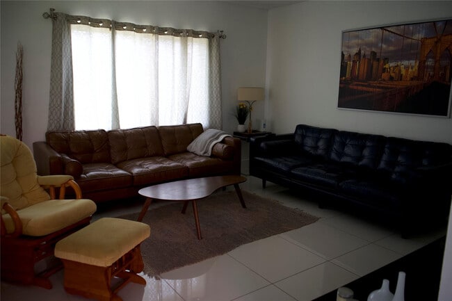 Building Photo - 11150 Peachtree Dr