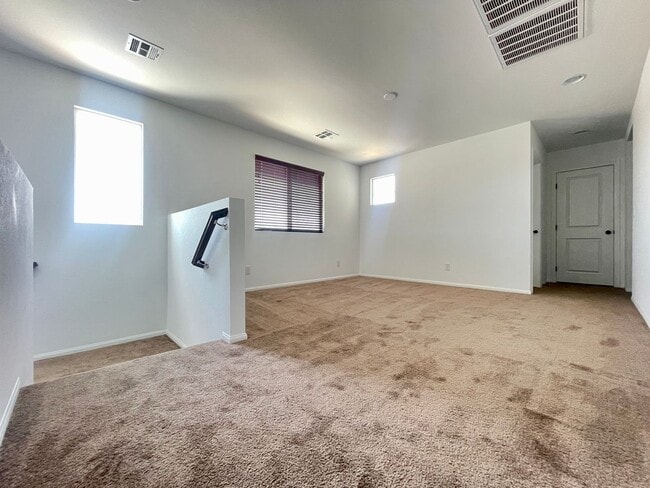 Building Photo - Amazing 3 bedroom in master planned commun...