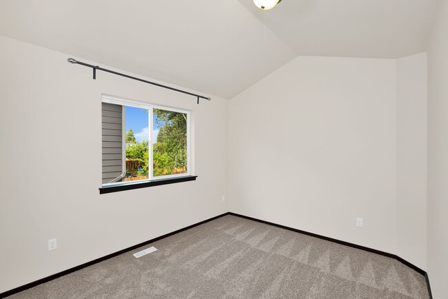 Building Photo - 4 Bedroom plus HUGE Den and Office Lynnwood