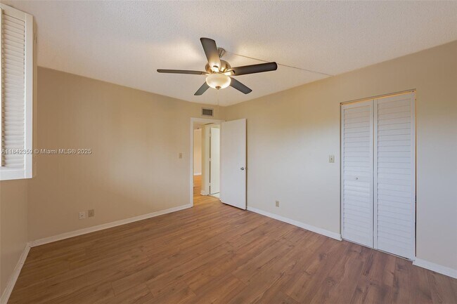 Building Photo - 3581 Inverrary Dr