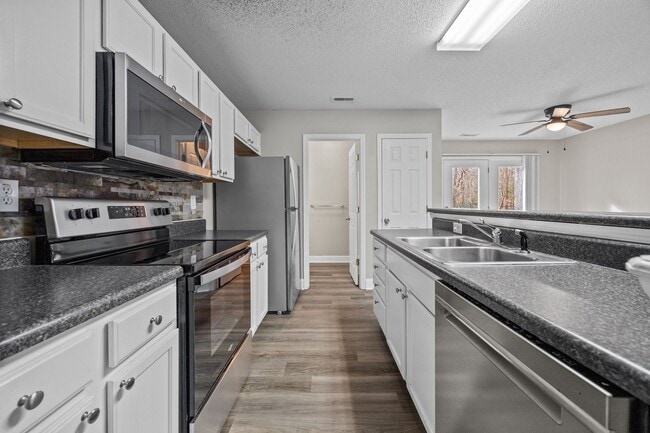 Building Photo - 3 Bedroom Duplex in Lillington