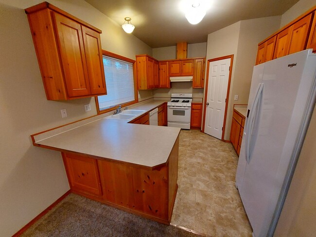 Building Photo - Spacious 3bd 2.5bth home w/ bonus room & 2...