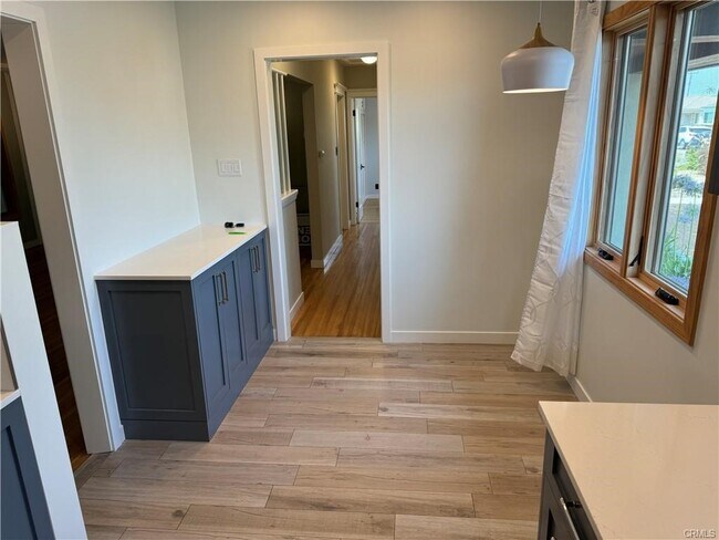 Building Photo - 10056 Van Ruiten St