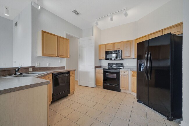 Building Photo - Beautiful 3/2 Condo in Davenport! Water and basic internet included!