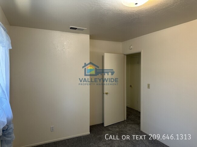 Building Photo - 1321 Woodside Dr