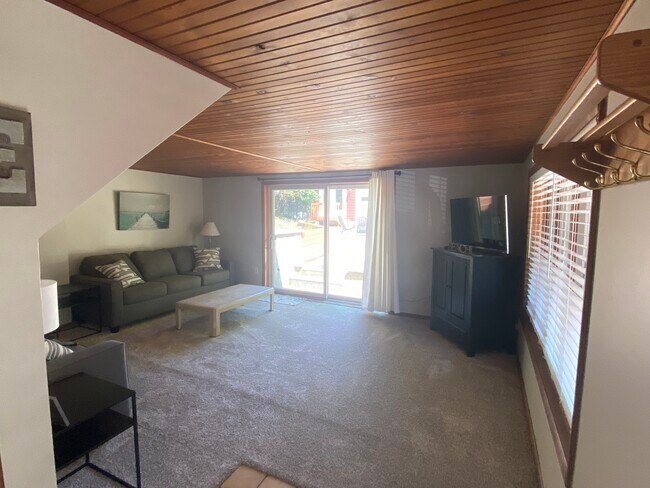 Building Photo - 3384 Millard Ave