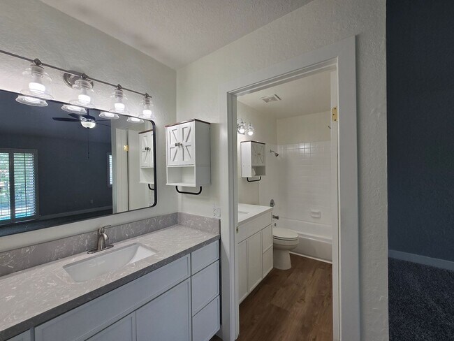 Building Photo - Hawarden Hills Home