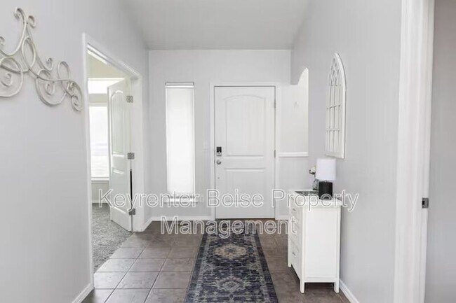 Building Photo - 879 N Traquair Pl
