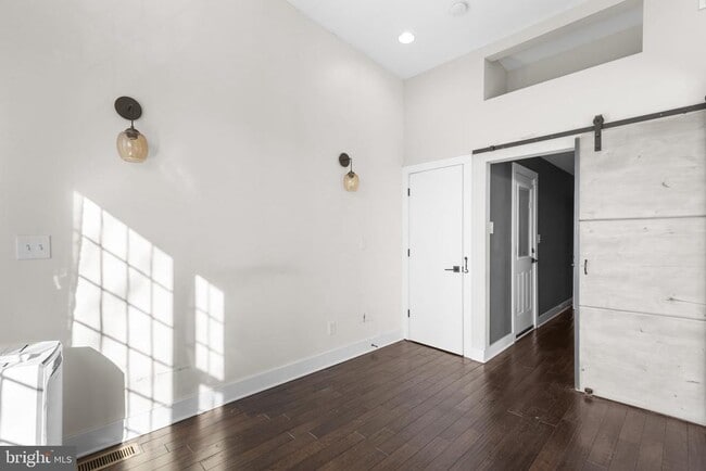 Building Photo - 311 S Washington St