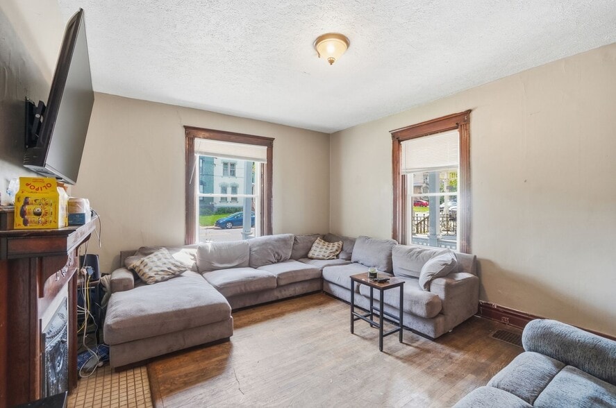 Building Photo - 2661 Bellevue Ave