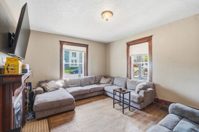 Building Photo - 5 Bedroom Clifton House Available Next to UC Campus