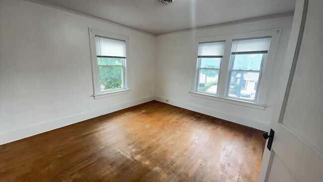 Building Photo - 214 Maple St
