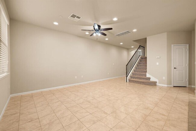 Building Photo - 2880 Donnell Dr