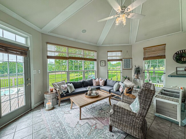 Building Photo - Fantastic 4 Bed 2.5 Bath Single Family Hom...