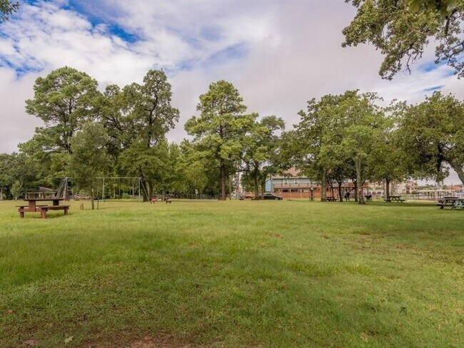 Building Photo - 1819 Cove Park Dr