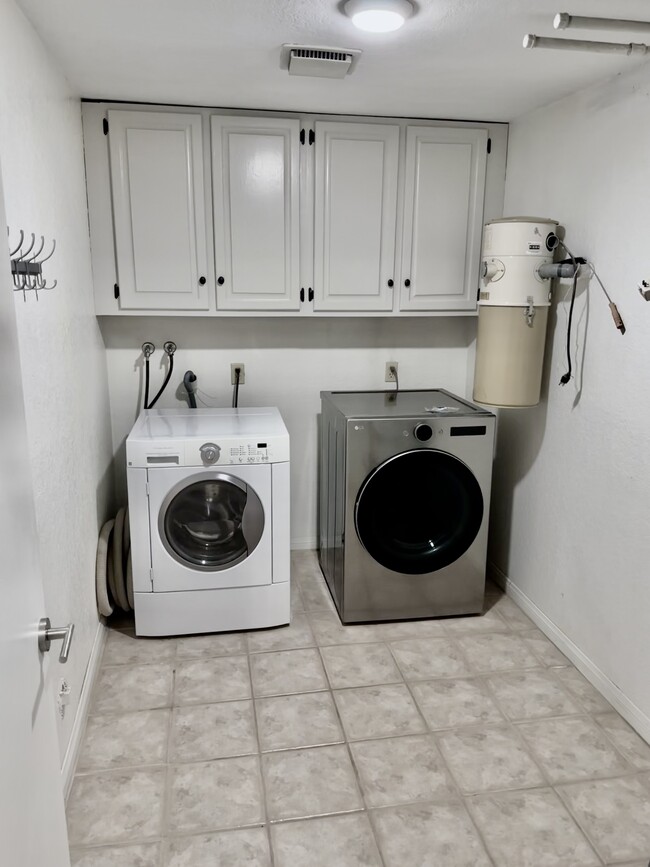 Building Photo - 2421 Vanderbilt Ln