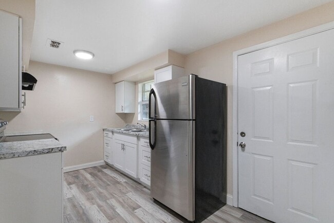 Building Photo - Spacious 4bdrm/1bath House ** $1,945.00 ** Section 8 OK ****