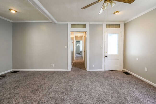 Building Photo - 2 bedroom 1 bath house with a garage in downtown New Albany