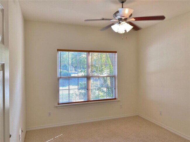 Building Photo - 4 Sullivan Ln