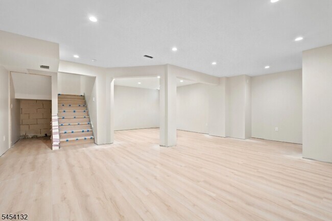 Building Photo - 703 Porter Way W