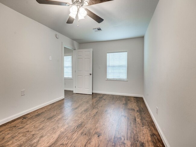 Building Photo - 4 bedroom 2 bath home in Shawnee!