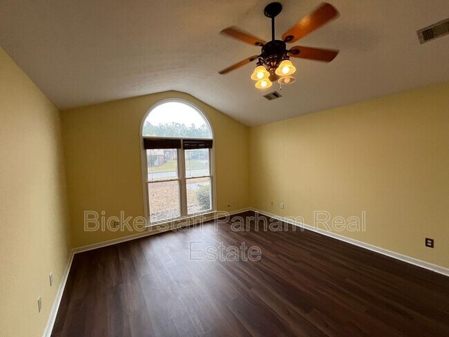 Building Photo - 165 Sweetwater Dr