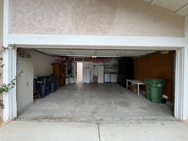 Building Photo - MOVE-IN READY 3+2 w/all appliances, commun...