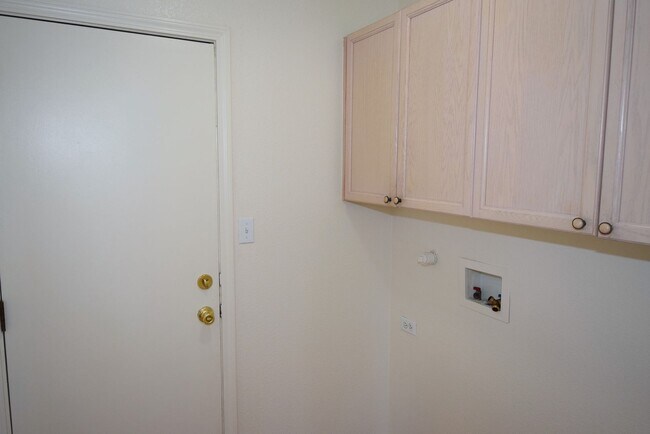 Building Photo - Great location! Nice 3Br, 2.5Ba Near Alame...