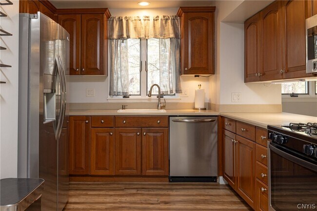 Building Photo - 35 Lakeview Cir