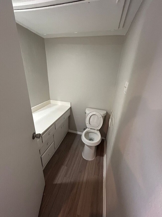 Building Photo - Enjoy a convenient and stylish living!