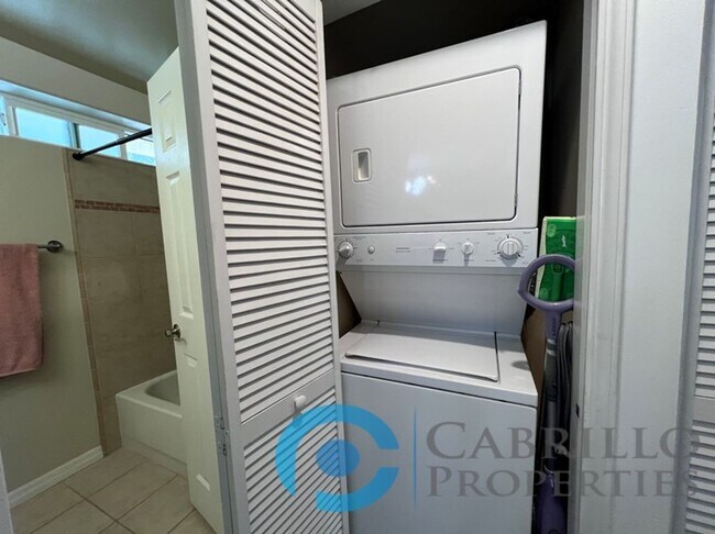 Building Photo - Beautifully Renovated 2BD/2BA Condo with I...