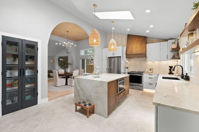 Building Photo - September 2026 - June 2027 Stunning Fully Furnished Rental in Golden, Colorado