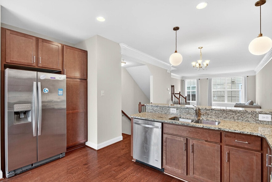 Building Photo - 65 Linden Pl