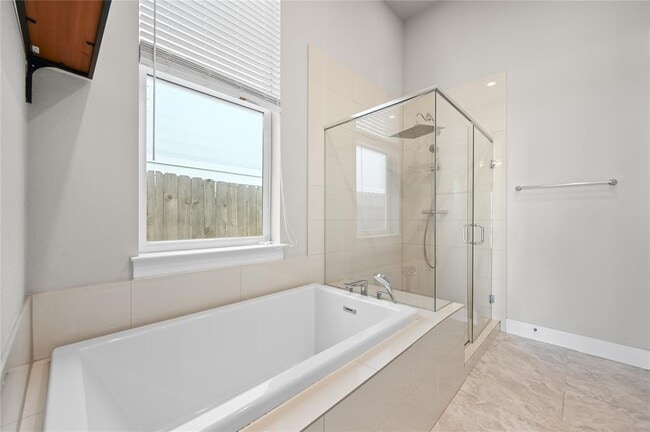 Building Photo - 6333 Florencia Ln