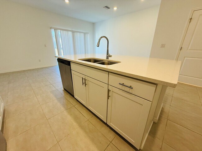 Building Photo - Townhome in The Townhomes of River Landing