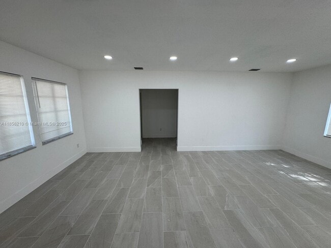 Building Photo - 6500 NE 1st Pl
