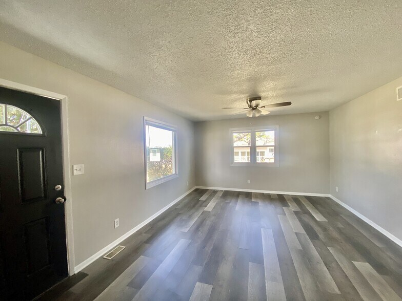 Building Photo - 209 S 1st St