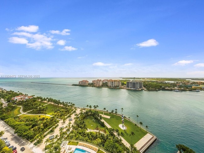 Building Photo - 800 South Pointe Dr