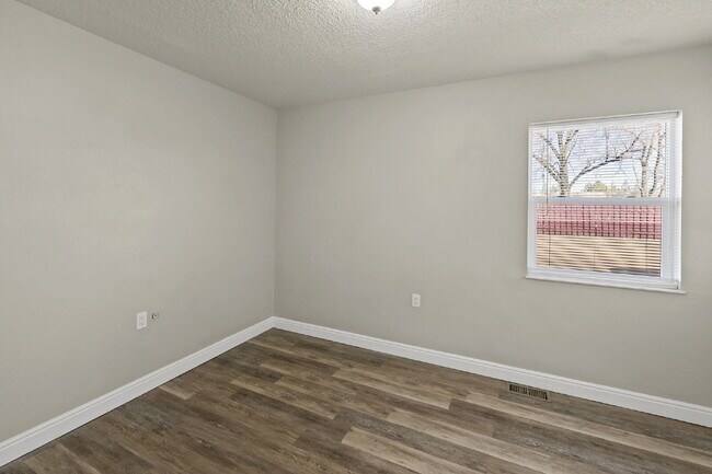 Building Photo - 402 Sunny Ln