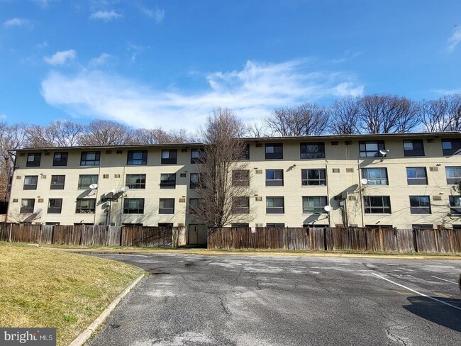 Building Photo - Cozy 1 Bedroom 1 Bathroom Condo- Conveniently Located at DC line