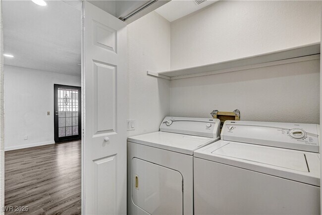 Building Photo - 4150 Sanderling Cir