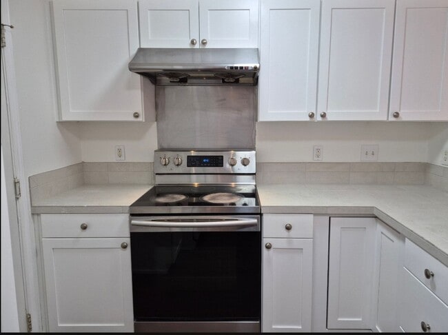 Building Photo - 3 bedroom - Move In Ready !!