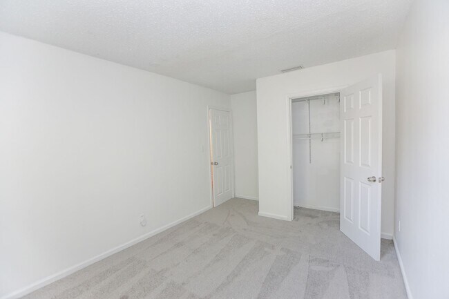 Building Photo - "Charming Kempsville Lake Townhome – Great Amenities & Location!"