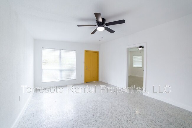 Building Photo - 823 N Trinity