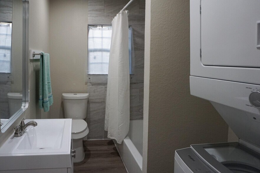 Bathroom with tub/shower - 3703 Market St