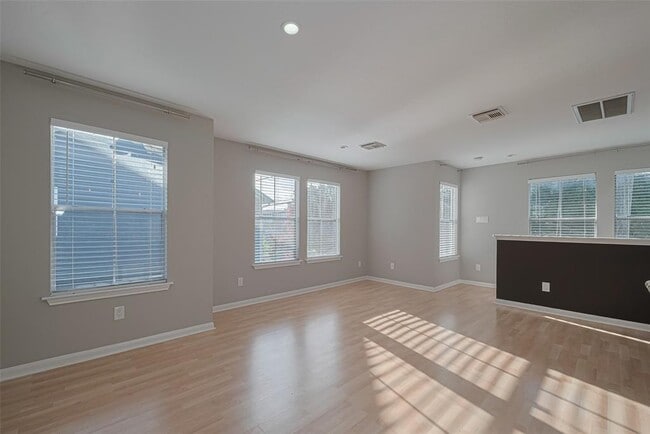 Building Photo - 1101 Saulnier St