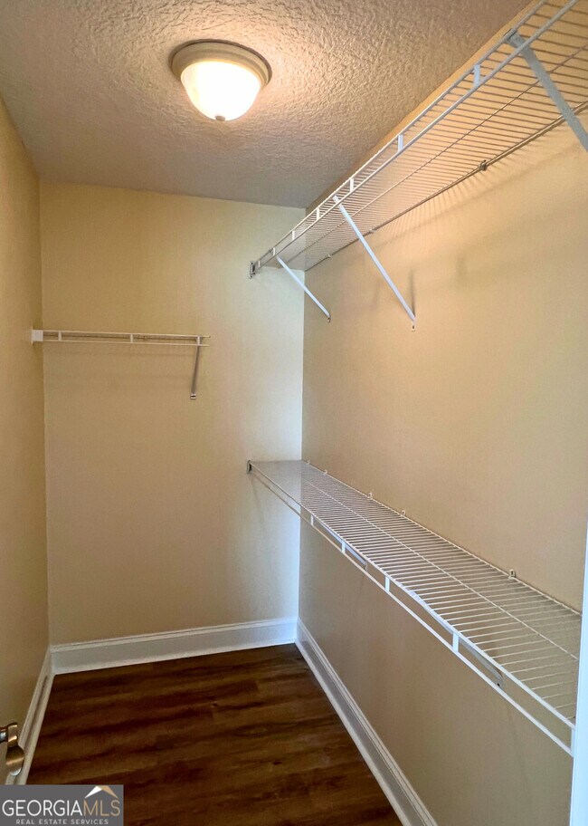 Building Photo - 822 Davis Ave