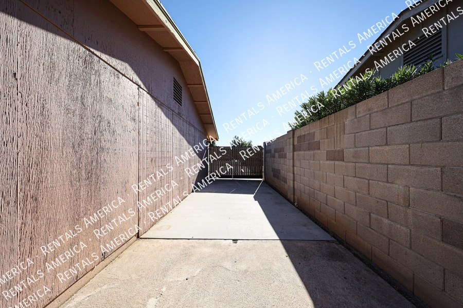 Building Photo - 2156 E Yale Dr